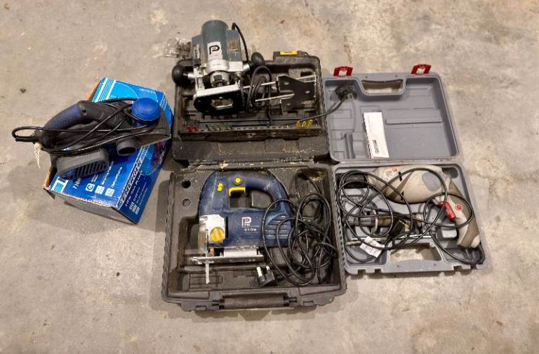 A bundle of Power tools 