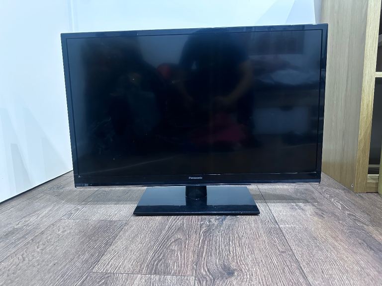 Panasonic TX-L32EM6B 32-inch LCD TV – Good Condition
