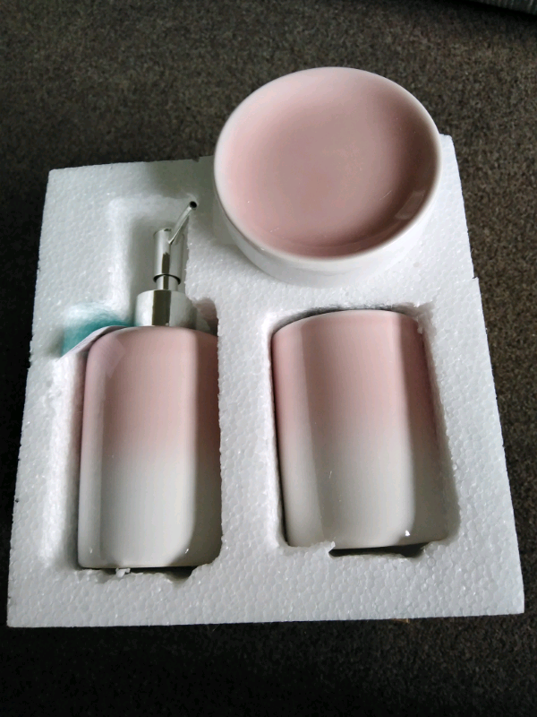 Bathroom accessories *Brand new*
