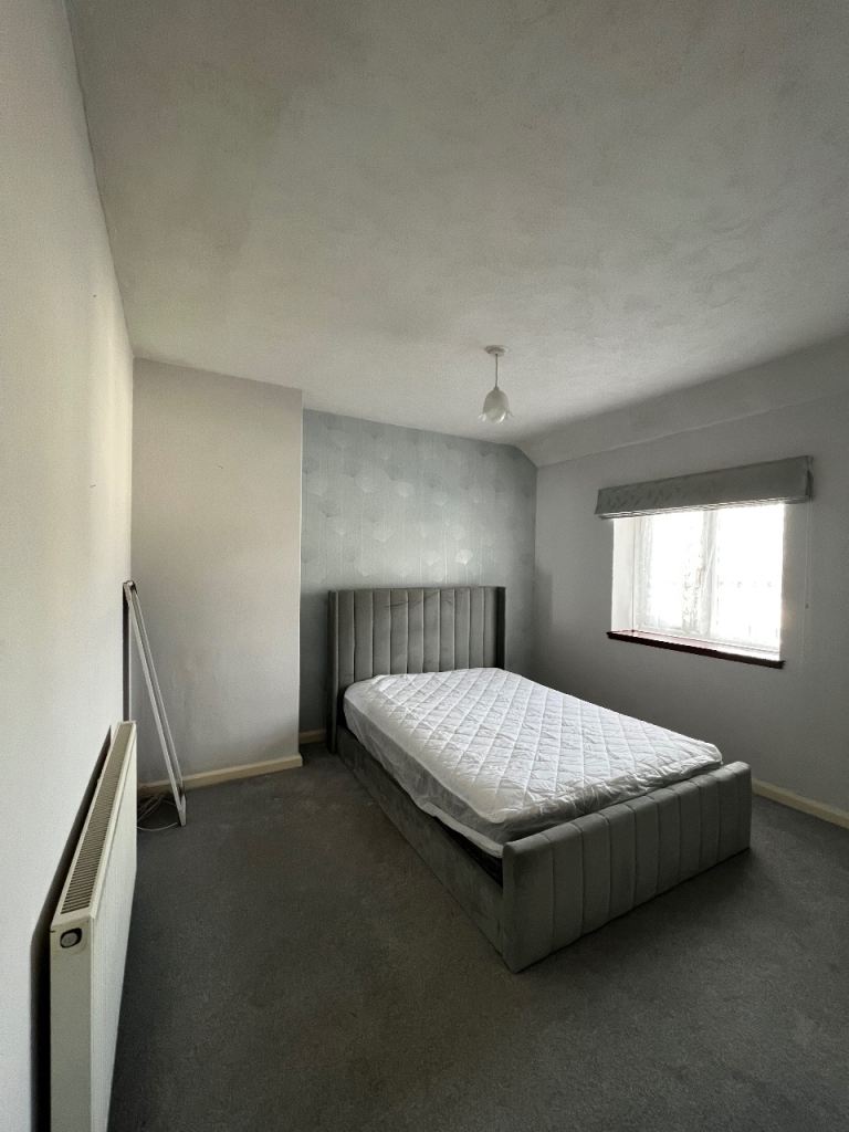 1 double room left (bills included, £700)