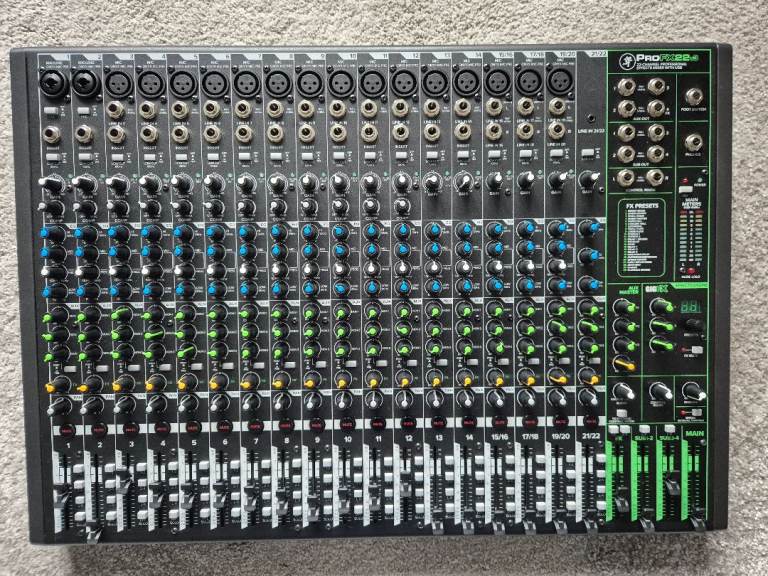 Mackie Pro fx 22 v3 mixing desk