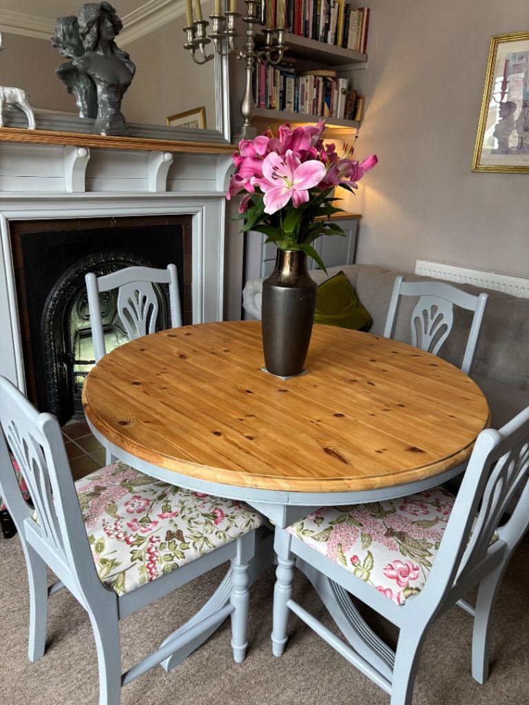 Stunning Round Extending Dining Table & Chairs