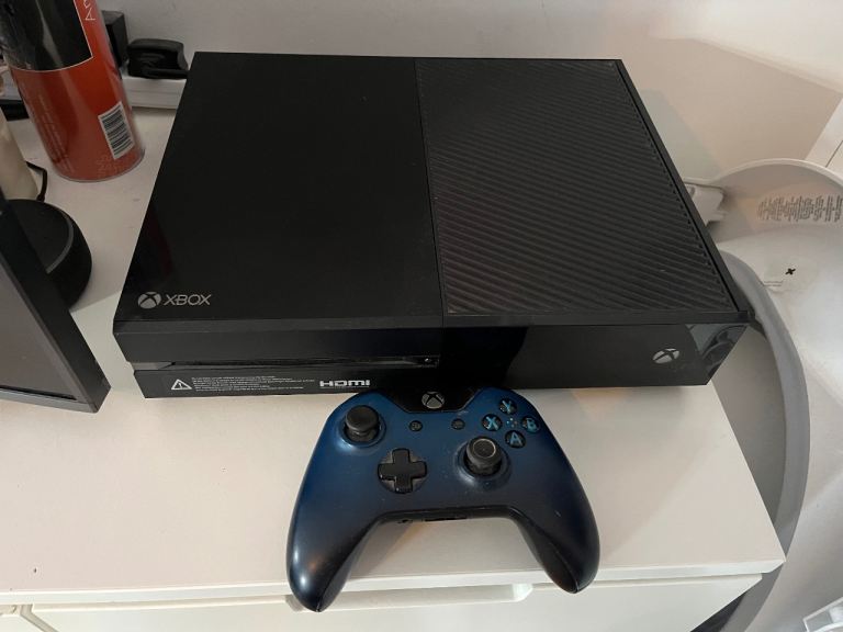 Xbox One Console with Controller and 3 FIFA Games