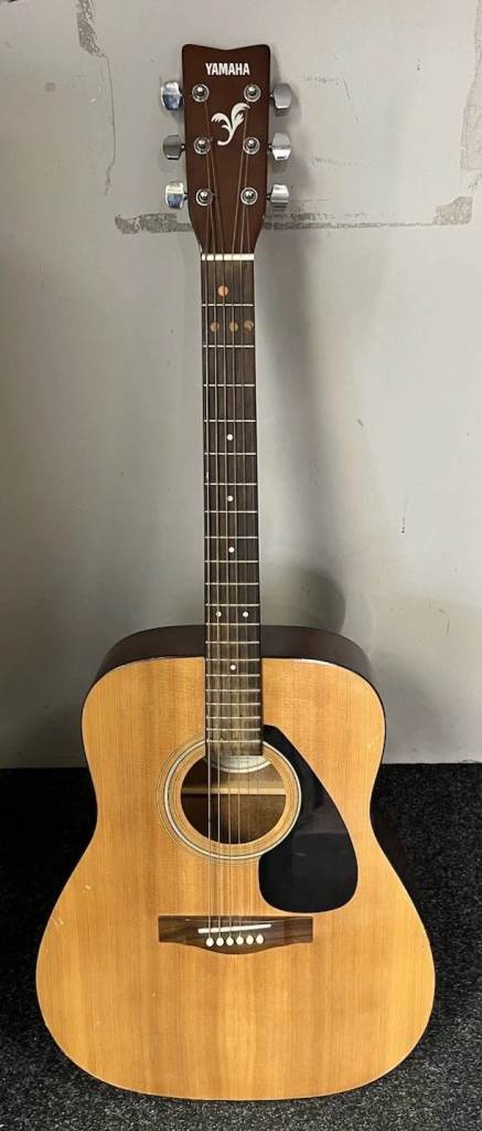 Yamaha 310 Acoustic Guitar