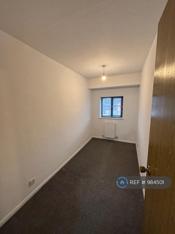 2 bedroom flat in Charleston Close, Feltham, TW13 (2 bed) (#984501)