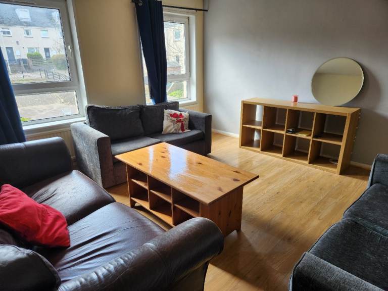 Large 2 Bed Flat ((Leith)