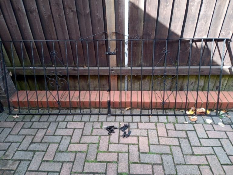 IRON GATES WITH HINGES