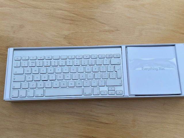 Apple wireless UK keyboard A1314 (MC184LL/A) via blue tooth- Silver VGC
