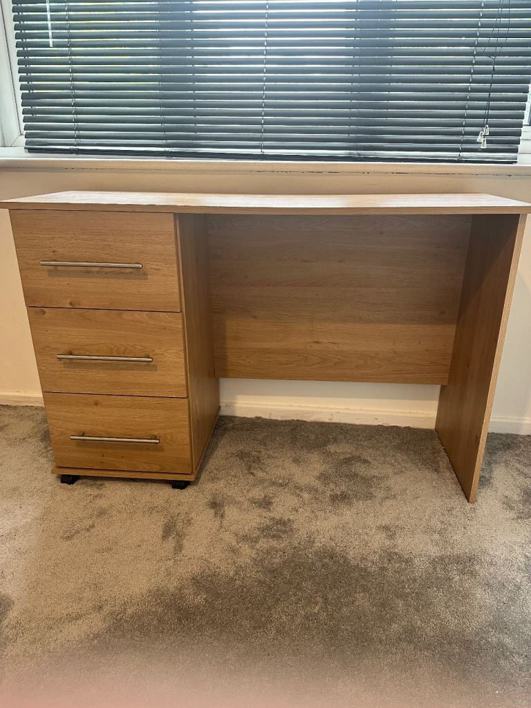 Premium-Quality Office Desk – 3 Drawers – Light Oak Finish