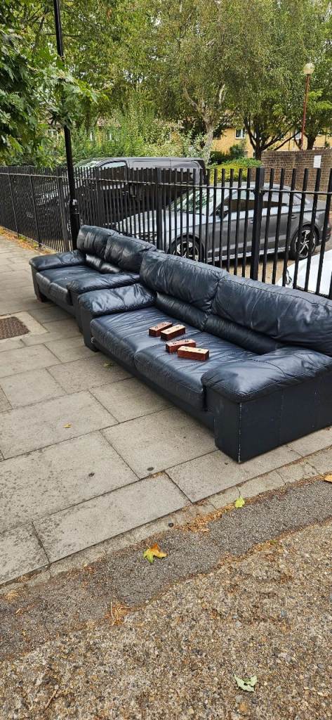 Free couches E8 2HQ