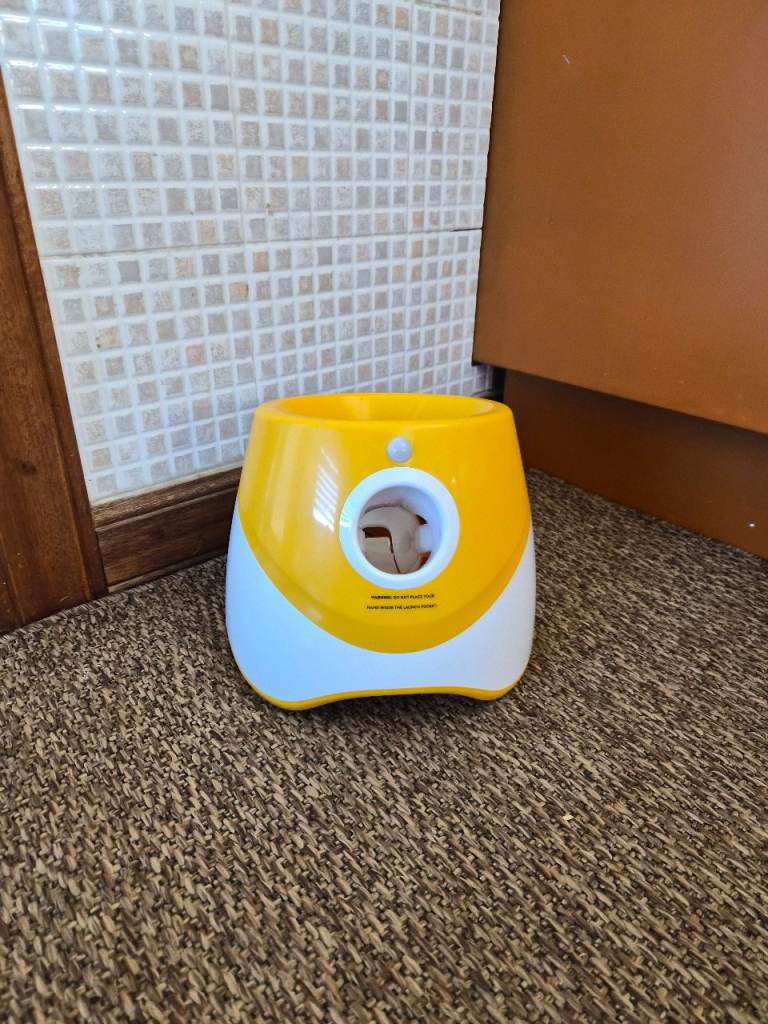 Ball throwing machine for dogs