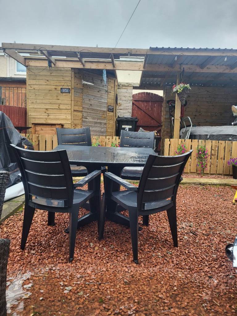 Garden table ,4 chairs & parasol 
