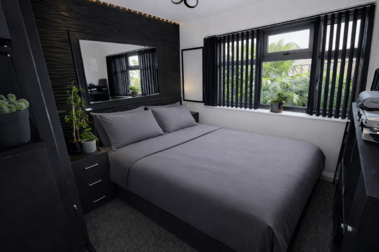 Double Room – £550 Bills Included – 5 Min Metrolink – Friendly LGBTQA+ Home with Dogs 🌈