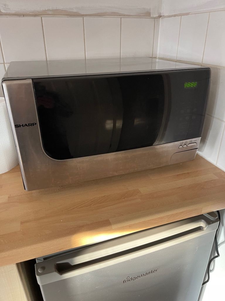 A large Sharp R-556D microwave oven (900W) high powered in good condition