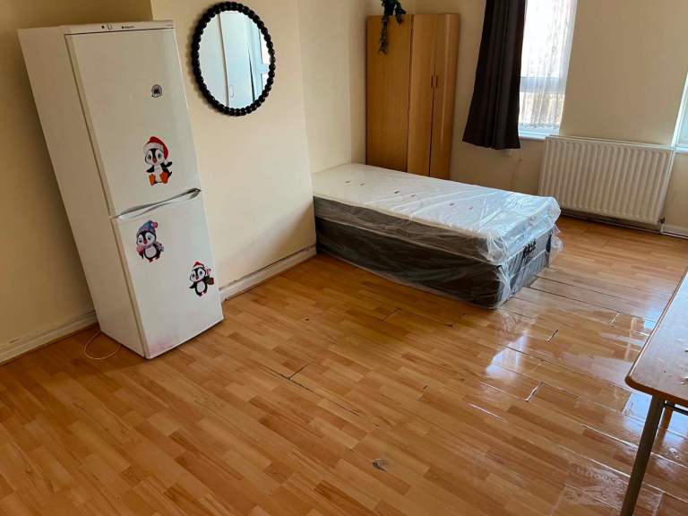 Large room to let in Dagenham for 3 person