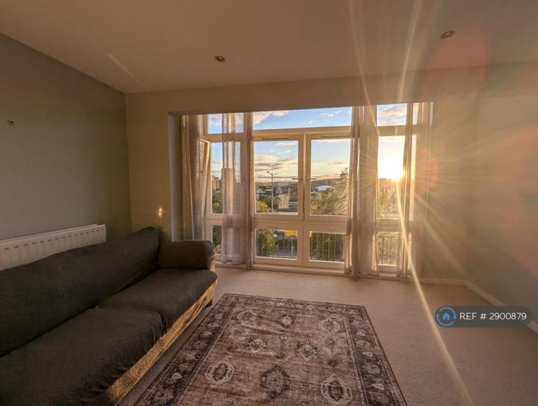 2 bedroom flat in Vellacott Close, Cardiff, CF10 (2 bed) (#2900879)