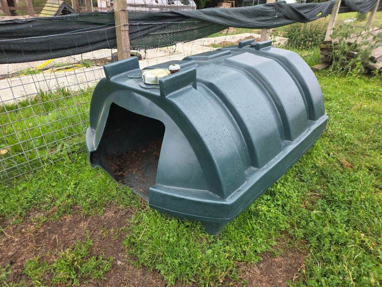 Oil drum animal shelter