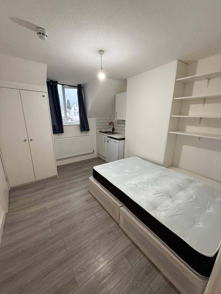 FULLY FURNISHED STUDIO FLAT TO RENT Edgware HA8  £1180 PCM (Bills Included)