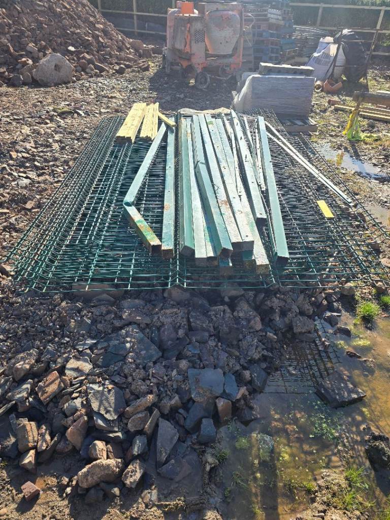 Green Metal Fencing Mesh and Metal Posts