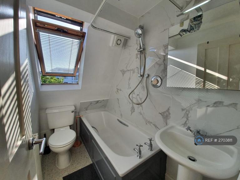 1 bedroom flat in Clapham, London, SW18 (1 bed) (#2703811)