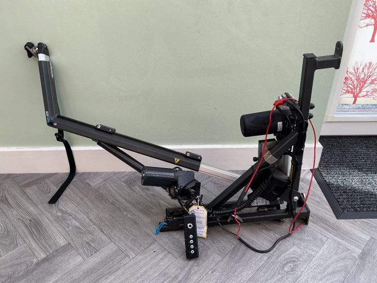 Autochair car hoist