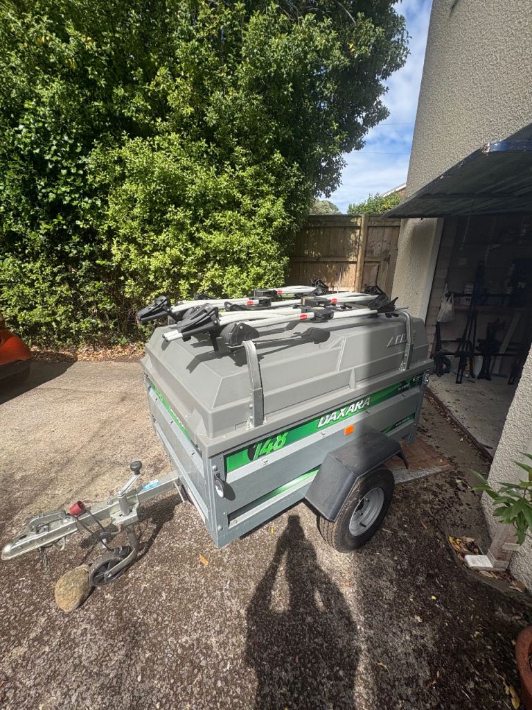 Trailer with lockable lid, with 4 bike carrier 