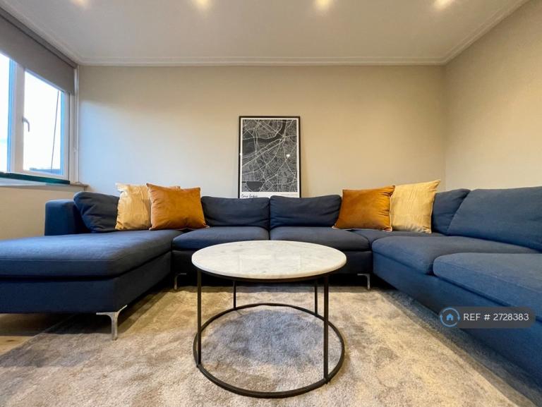 4 bedroom flat in Carey Gardens, London, SW8 (4 bed) (#2728383)