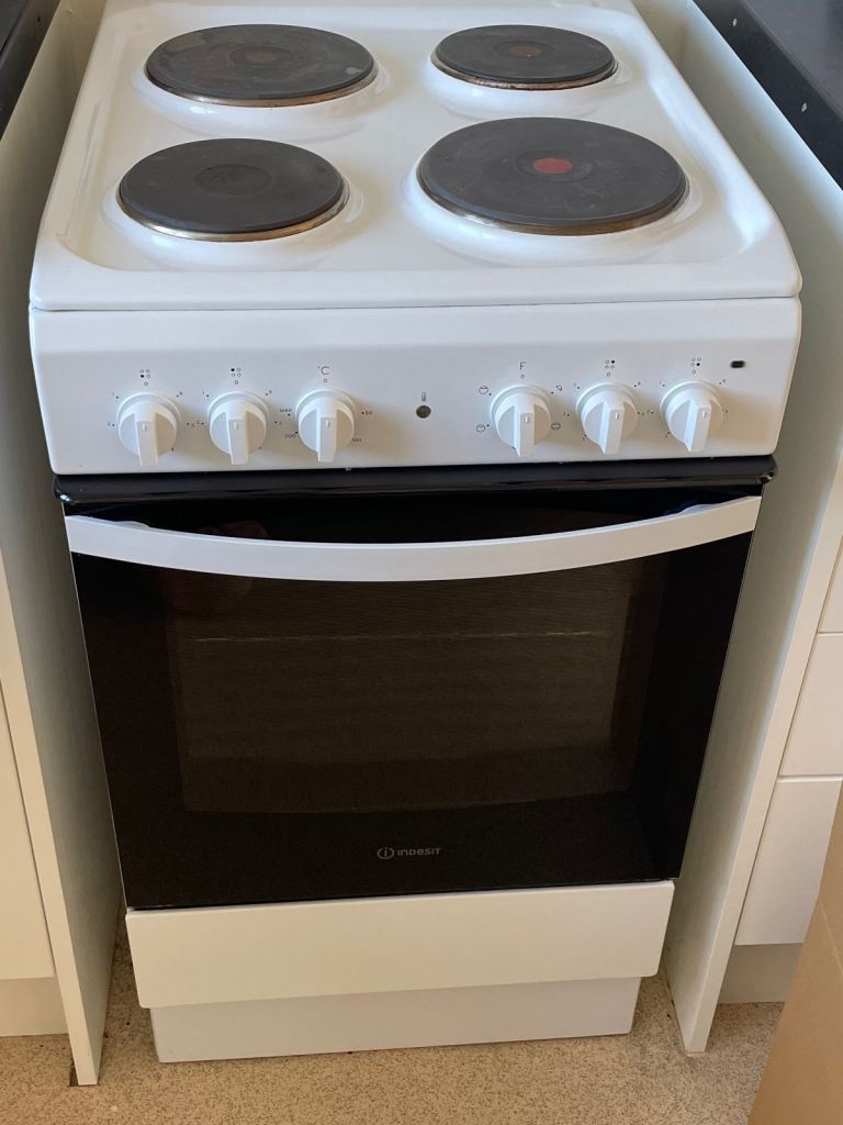 Indesit Electric Cooker with Oven and Hob – White, Good Condition