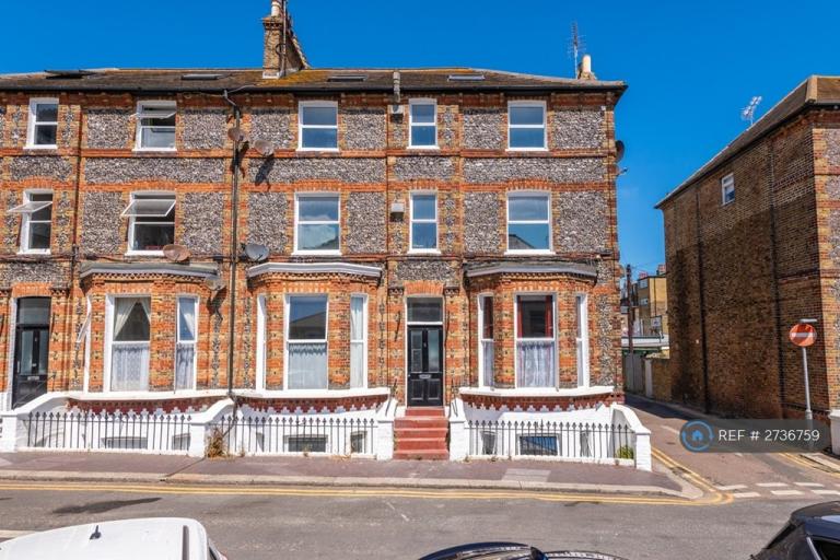 2 bedroom flat in Chandos Square, Broadstairs, CT10 (2 bed) (#2736759)