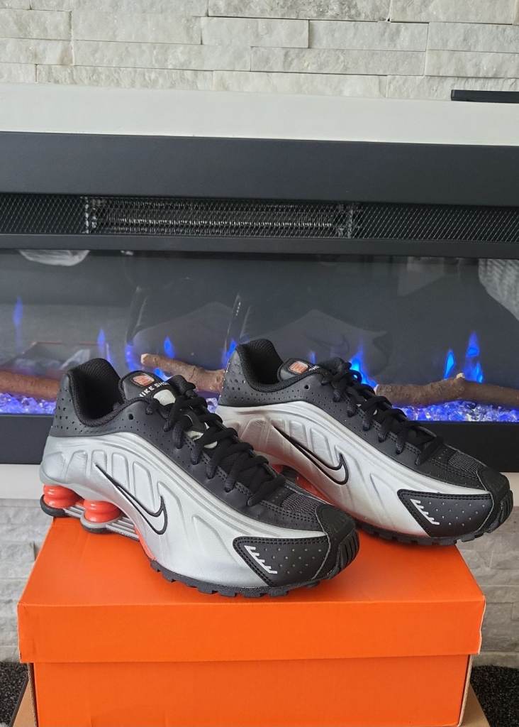 Brand new Genuine Nike Shox R4