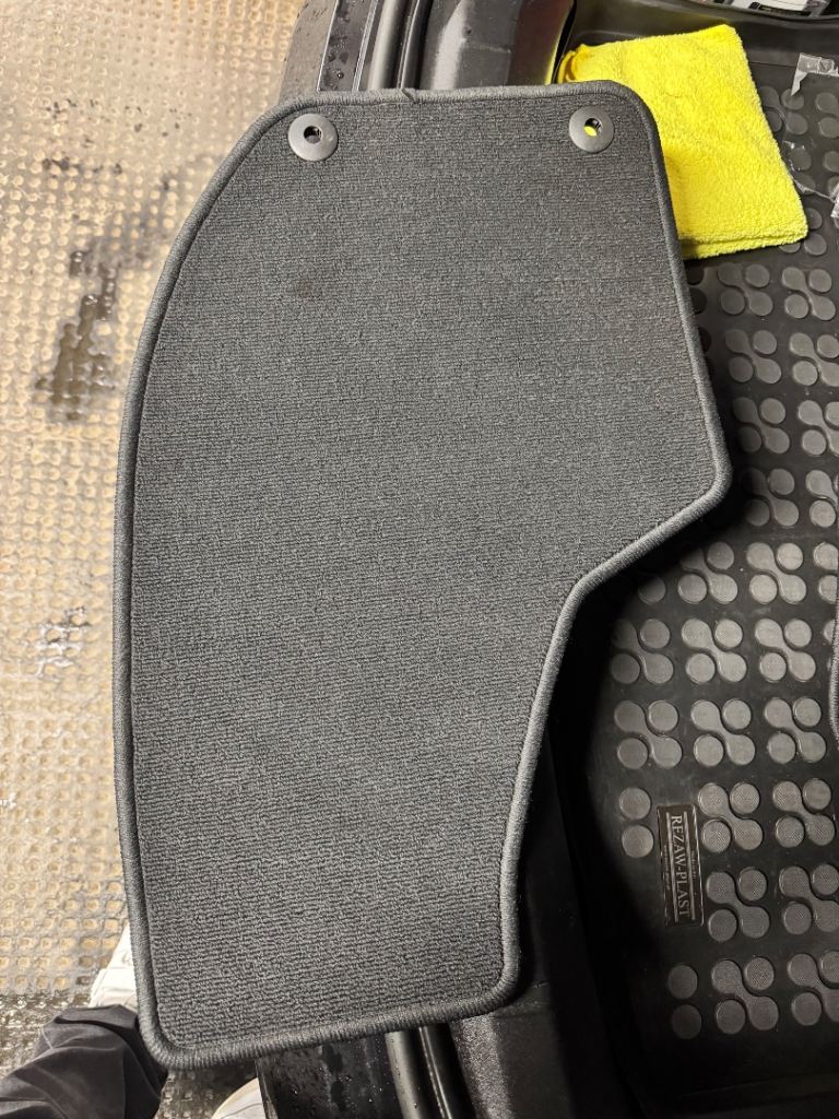 Volvo V40 tailored genuine original floor mats 