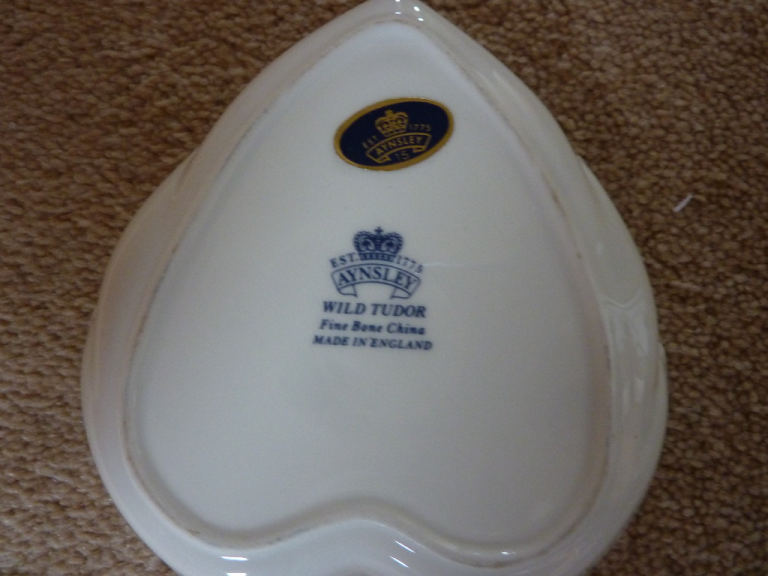 Very pretty Aynsley ‘Wild Tudor’ bone china leaf shaped dish