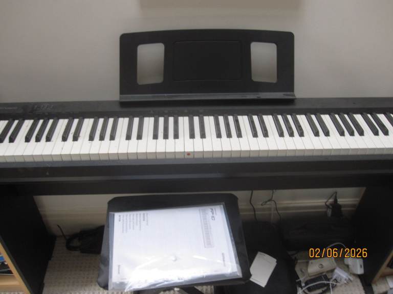 Roland FP 10 electronuc keyboard plus stool.