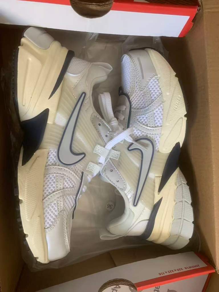 Nike shoes ,with real pictures,size for women 6 and 7