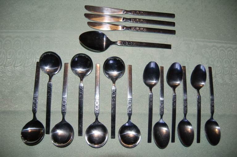 Oneida 'Artistic' Vintage Design Stainless Steel Cutlery, 79 pcs in Good Condition  