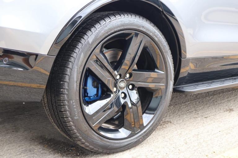 2025 Land Rover Discovery 2025 COMMERCIAL DYNAMIC HSE STYLED BY SEEKER WITH A REAR SEAT CONVERSIO...