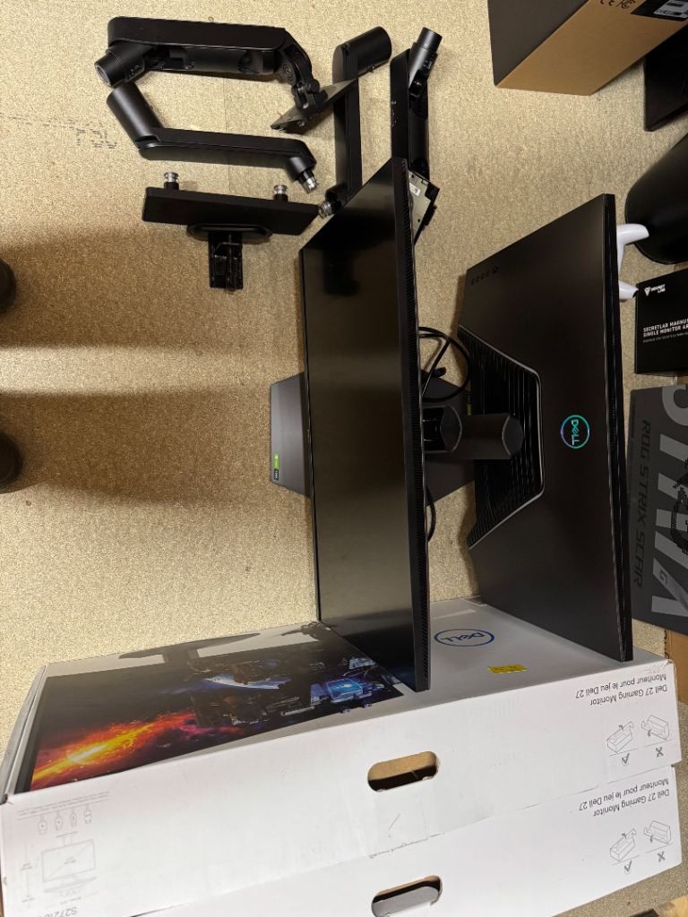 Dual QHD gaming monitors with dual monitor arms