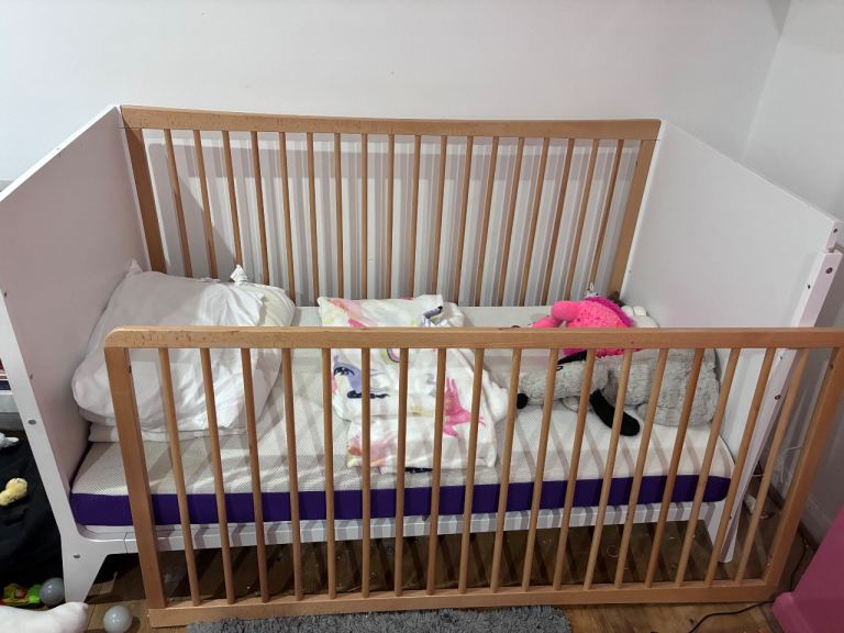 Snuzfino Cot Bed with Mattress – Good Condition