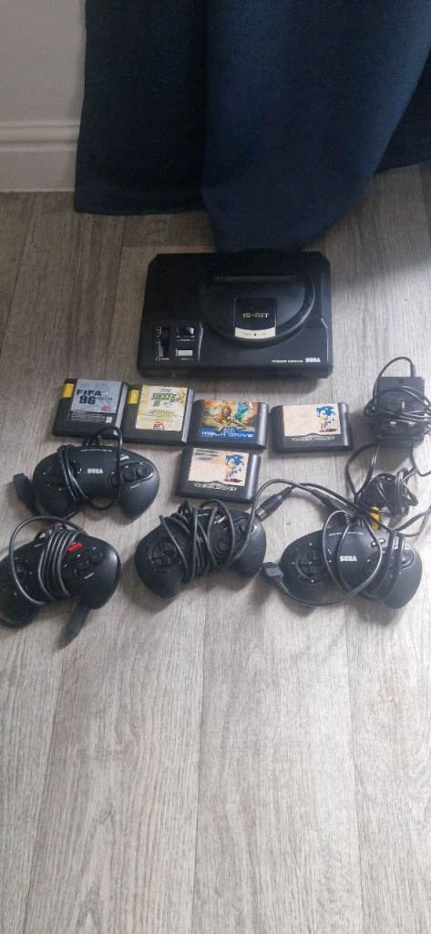 Sega megadrive 5 games 4 controller