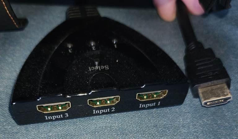 HDMI 3 Port HDMI Splitter Supports Full HD 1080p  3D with High Speed Cable. 