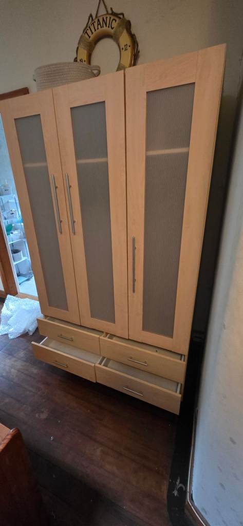 Wardrobe -very good cond