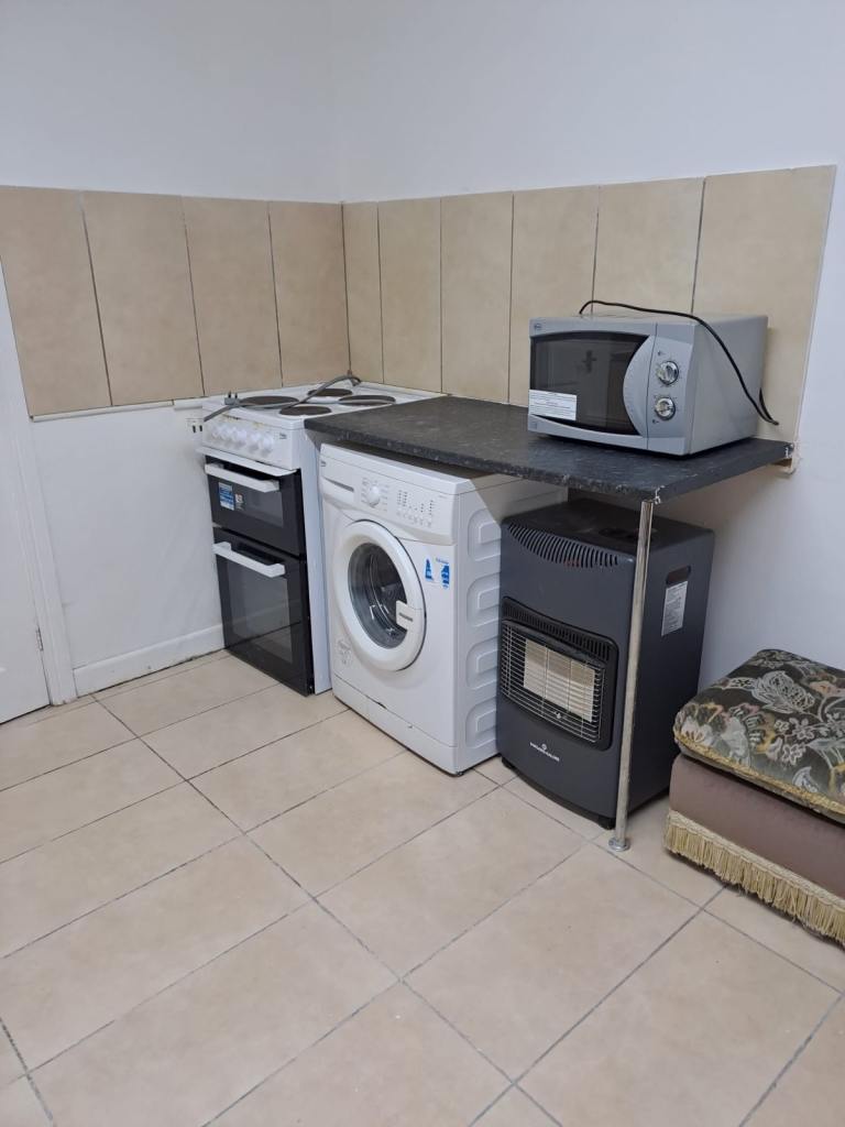 Studio Flat (one Bedroom) Bills and Wifi Included 