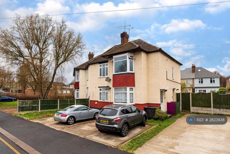 2 bedroom flat in Queens Park Road, Romford, RM3 (2 bed) (#2823938)