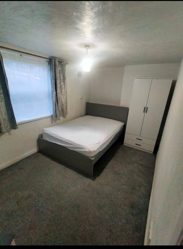 Ground floor double room with garden near Elizabeth Line & Valentines Park