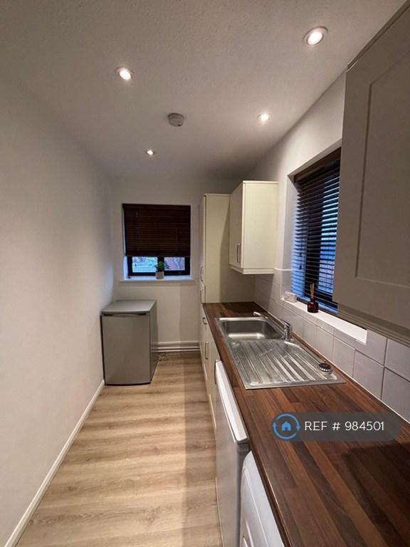 2 bedroom flat in Charleston Close, Feltham, TW13 (2 bed) (#984501)