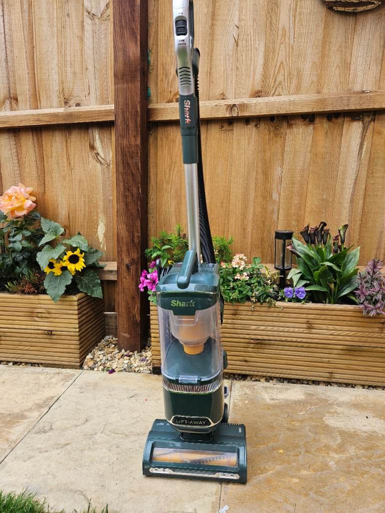 Shark NZ691UKT Lift-Away Anti Hair Wrap upright vacuum cleaner
