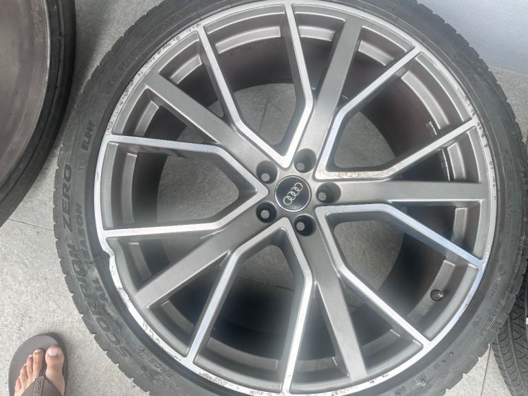 Audi q7 sq7 22 inch slightly kurb damage 