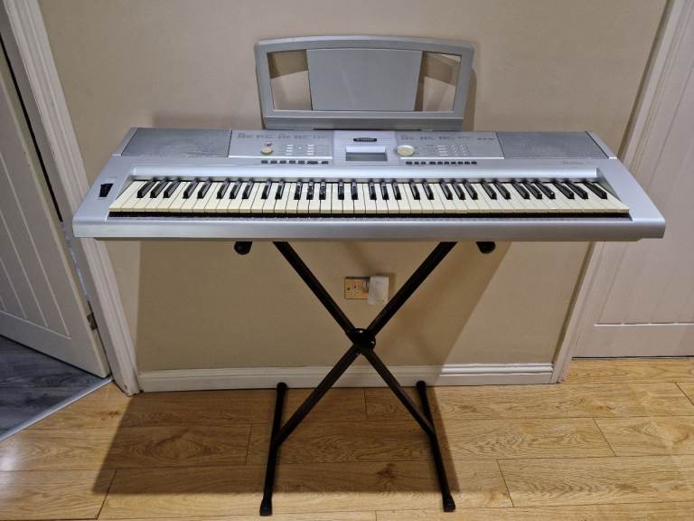 Yamaha Portable Grand DGX-205 Electric Piano / Keyboard with Stagg Stand 