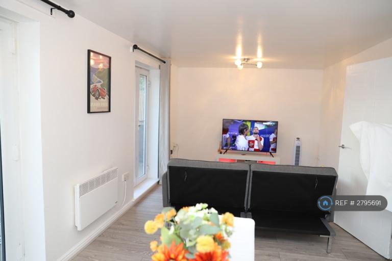 2 bedroom flat in Hermitage Close, Abbey Wood, SE2 (2 bed) (#2795691)