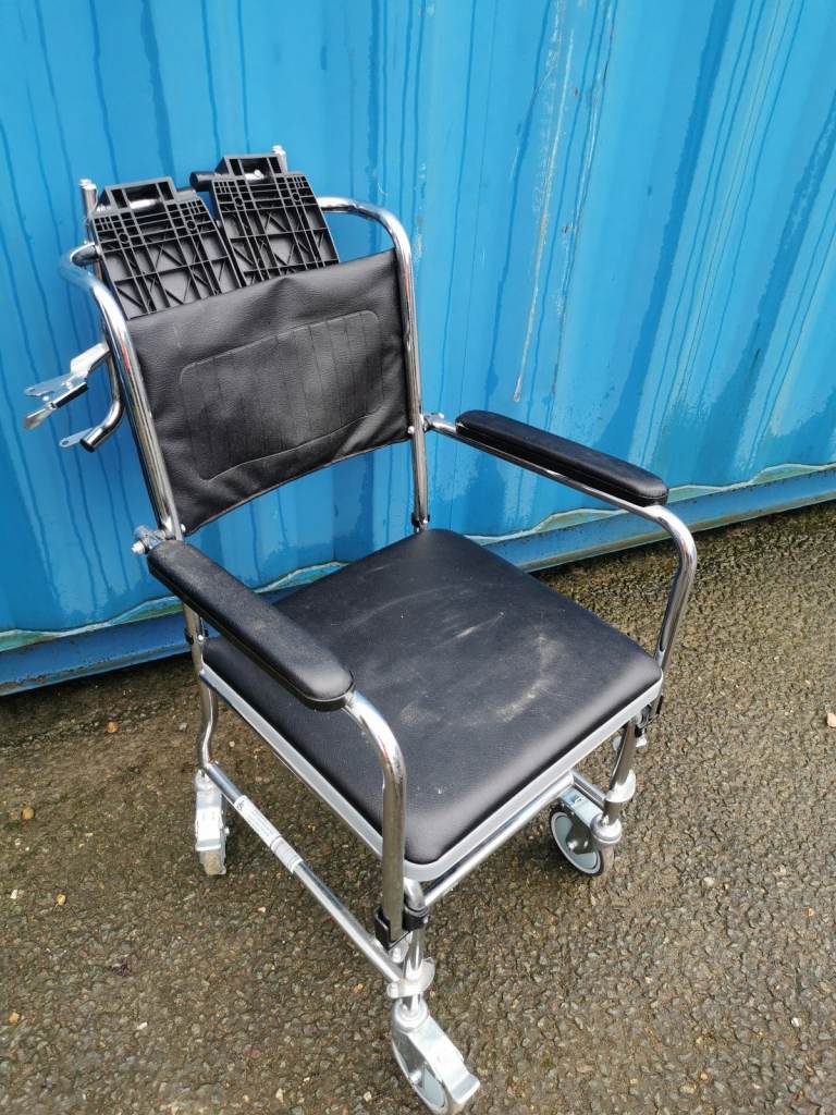 COMMODE WITH WHEELS AND BRAKES